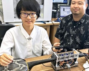 三線演奏　楽々と　那覇工３年山城さんが支援装置開発