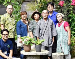 “奇跡のあじさい”交流　福島の夫妻、比嘉さん訪問