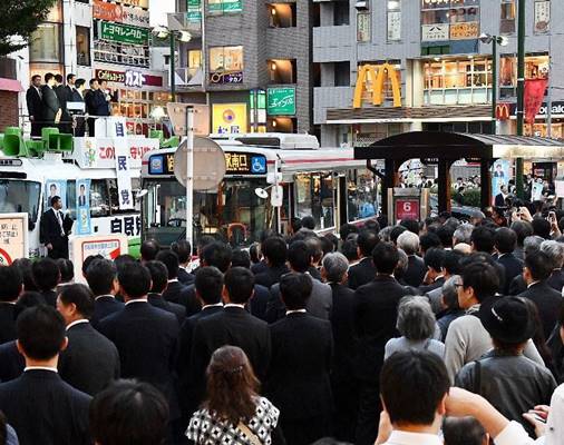 安倍首相、神奈川県内入り「小池劇場」に危機感