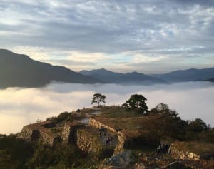 紅葉と城跡をセットで楽しむ！大阪発“1万円以下の絶景旅”