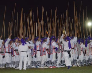 １５０人の男たちが勇壮に　３００年余の歴史ある「巻ち棒」　豊見城市保栄茂