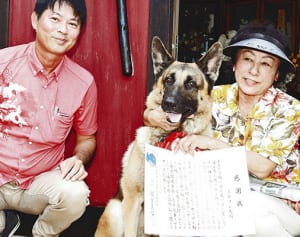 「新聞配達犬」ゴン太　毎朝玄関へまっしぐら　糸満