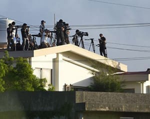 【新聞週間】高江米軍ヘリ炎上　その時、記者は　取材奔走、読者のために