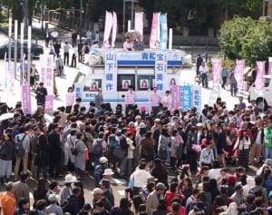 象の鼻で街頭演説、また新党？　横浜市