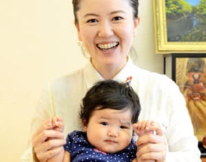 宮里議員、娘と登庁　控室を保育スペースに　北谷町議会、全会一致で実現