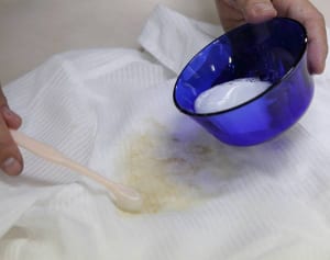 混ぜて、洗うだけ！シミが面白いほど消える「魔法水」使用術