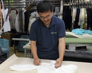 9割のシミを消す「魔法水」とは？年5千着扱う専門家が考案