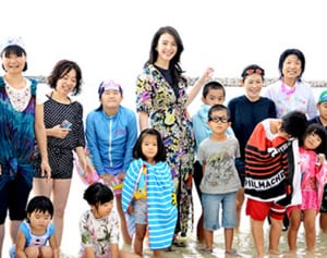 福島の子 慶留間の海に　知花くららさんが招待