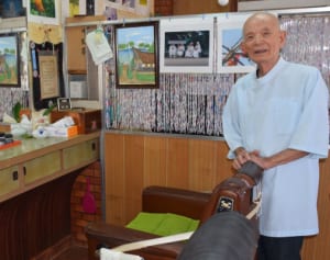 ９６歳の理容師さん、笑顔で接客　１人で店切り盛り　うるま市