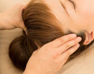 “ゴッドハンド”が伝授！白髪を黒くする5分マッサージ法