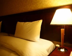 枕はフカフカ or 硬め？寿命を延ばす健康習慣 夜〜深夜編