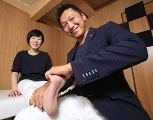 腰痛、ひざ痛にも効果！寝る前1分でできる「足指のばし体操」