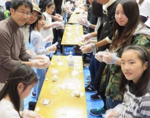 三角おむすび発祥の地・川崎でギネス　5分間1,876個