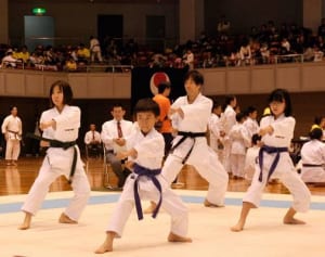 空手道親善大会に神奈川県内371選手　平塚