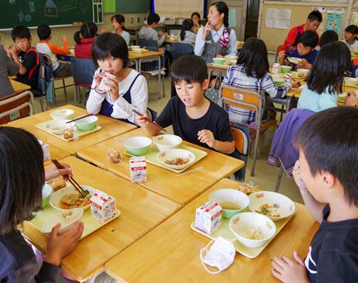 味も笑顔も「スーパー」地元の食材で児童ら給食　横浜市