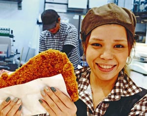 駄菓子に敬意のカツ　約３０センチの“フォトジェ肉”　上原ミート「ＢＩＧ」発売