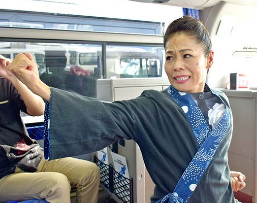 〝カリスマガイド〟の会社が始動　観光バスで三線や舞踊、空手　「沖縄の心」語る