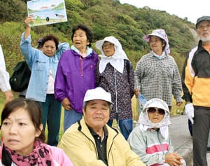 静かな小集落、突然の緊張　新基地建設の資材搬入拠点に一変　国頭村奥の住民、涙の抗議