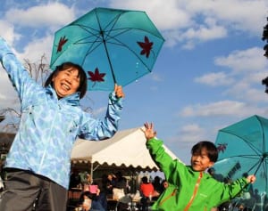 雨でも大山観光、市民モデルが最新ウェアPR　伊勢原・大山阿夫利神社