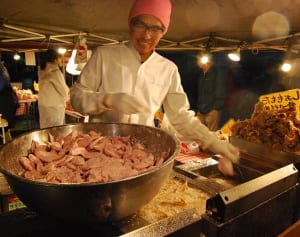 青森「幻の手羽先」、滋賀「無料エビ料理」…各地の行列朝市