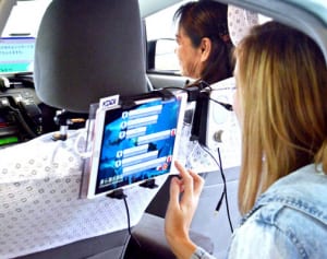 多言語翻訳、運転手も外国客も安心！？　沖縄県内タクシーで実証実験