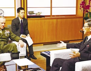 米兵飲酒事故「もう勘弁して」　知事、表情険しく　在沖縄米軍トップに抗議
