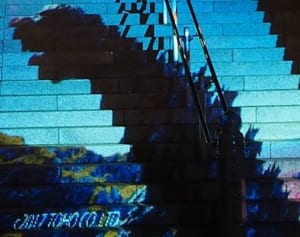 夜の大山にゴジラ登場　神社でライトアップ　伊勢原市