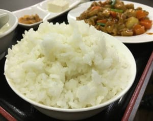 生理前に食欲旺盛になるのはナゼ？医師語るメカニズム