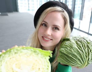 「トリバゴ」CM外国人女性　美の秘訣は「カバンに1玉キャベツ」