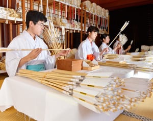 破魔矢作りが最盛期　鎌倉・鶴岡八幡宮