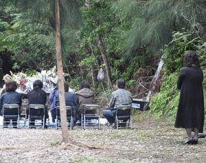 遺族ら現場に、涙で手合わせ　沖縄女性殺害事件、元軍属の無期判決受け