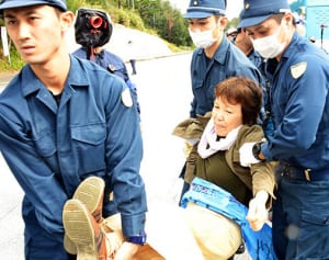 辺野古　抗議のスカート　強制排除の姿勢、問題視