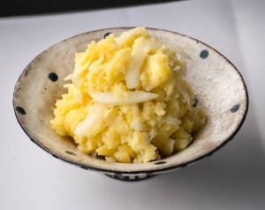 ポテサラに、アイスに!?冷蔵庫に眠る小袋わさび活用術