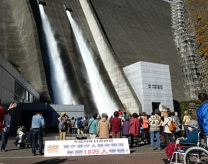 宮ケ瀬ダム見学、過去最多を更新　観光放流が人気