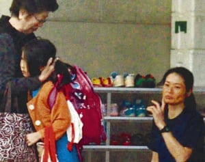 “ドーン”屋根に衝撃　日常一変 襲う恐怖　園児悲鳴「庭だったら」