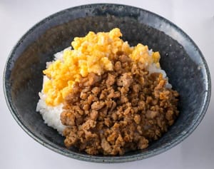 冷蔵庫に眠るウナギのたれで「肉そぼろ」「照り焼き」