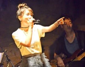 May J.の歌声、cobaの音色が洞窟に響いた　南城市のガンガラーの谷でライブ