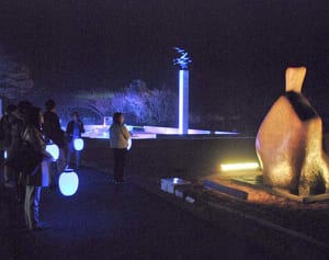 昼と異なる光のアート　提灯手に園内散策　彫刻の森美術館で