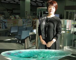 水や風をガラスで表現　横浜信金でグラスアート展