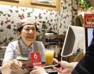 80歳のスタッフも！シニアが「モスバーガー」で働ける理由