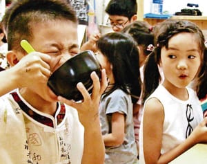 夜間保育に「社会の姿」　保育士や親の奮闘紹介　記録映画・沖縄など各地で取材　大宮浩一監督に聞く