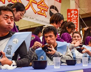 134杯食べた！高橋さんV　沖縄市でわんこそばコザ場所