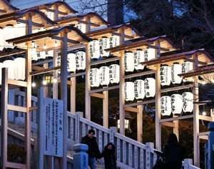 師走の夜照らすちょうちん　伊勢山皇大神宮