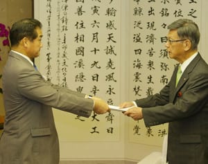 宜野湾市内9団体が学校上空飛行禁止など要請　知事「5年内運用停止、一緒に強く申し入れたい」