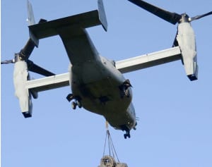 事故相次ぐ中、つり下げ訓練　米軍オスプレイ、宜野座の民間地上空