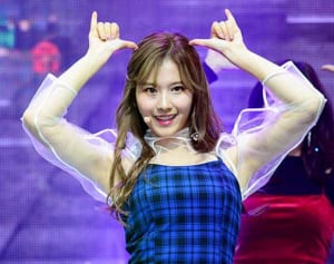 TWICE サナ、腸炎の症状で病院へ…「現在は宿舎で休息中」