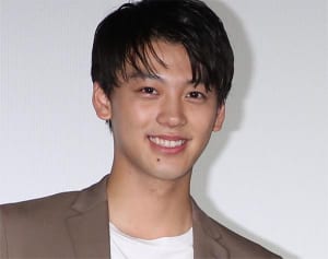 竹内涼真が披露した黒スーツ姿に「鼻血出そう」とファン悶絶