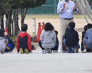 「まるで戦時中」 普天間第二小“恒例”の避難訓練は米軍機墜落を想定