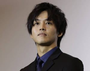 松坂桃李　鞄は高橋一生とお揃い「ビニール袋は卒業した」