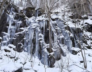 息をのむ美しさ…奥入瀬「氷瀑」を見る旅に行ってきた